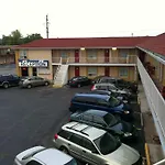 Scottish Inn Near The Falls And Casino